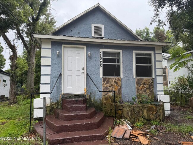 Primary Photo - 1228 Winthrop St