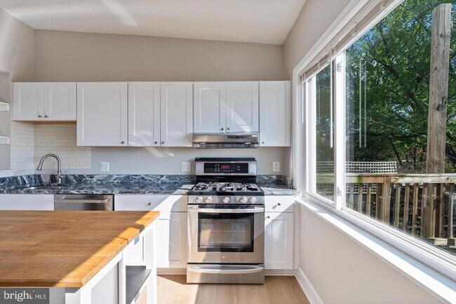 Building Photo - 3819 Roland Ave