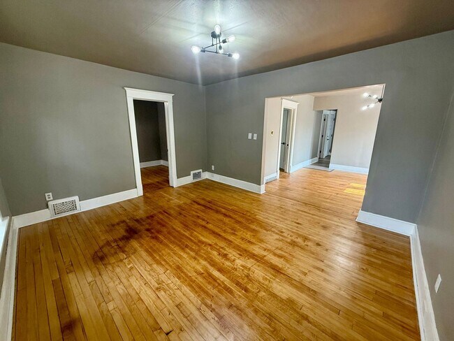 Building Photo - 709 Henrietta St