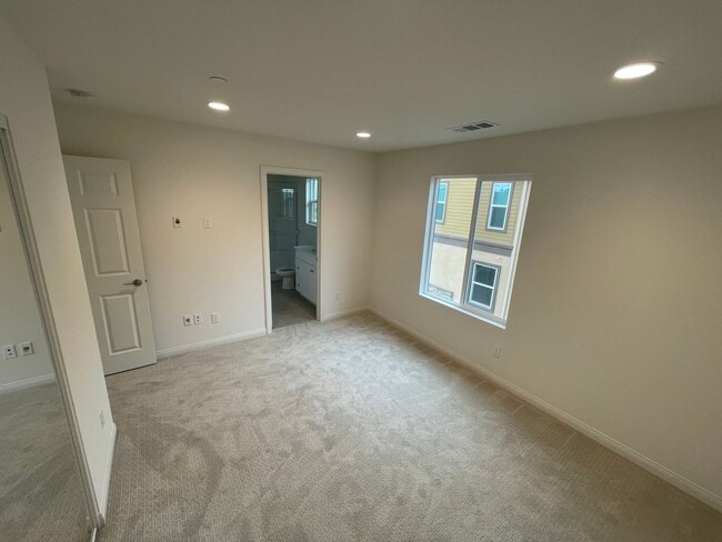 Building Photo - 3 Bed 3 Bath Townhouse in San Marcos - Brand New