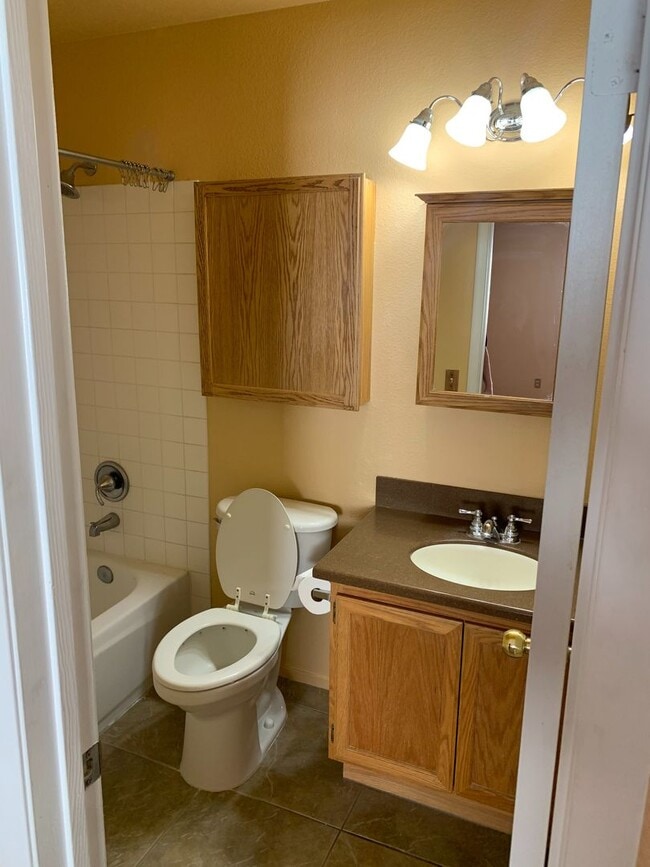 Building Photo - Beautiful upper level larger 2 bedroom, 2 ...