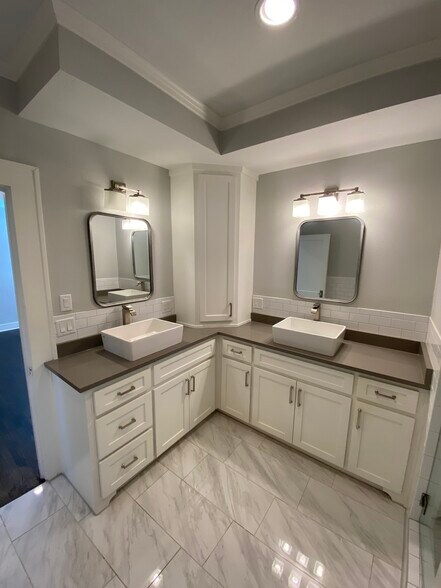Master Bath with double vanities - 1107 N Winnetka Ave