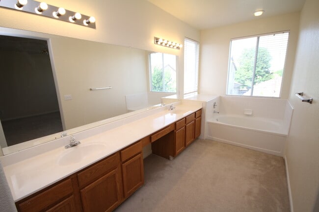 Building Photo - Located in Stonelake, 4 Bed, 2.5 Bath Elk ...