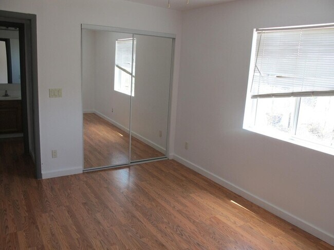 Building Photo - FOR RENT