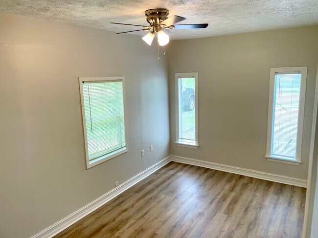 Building Photo - 3/2 For Rent in Brandon 042!