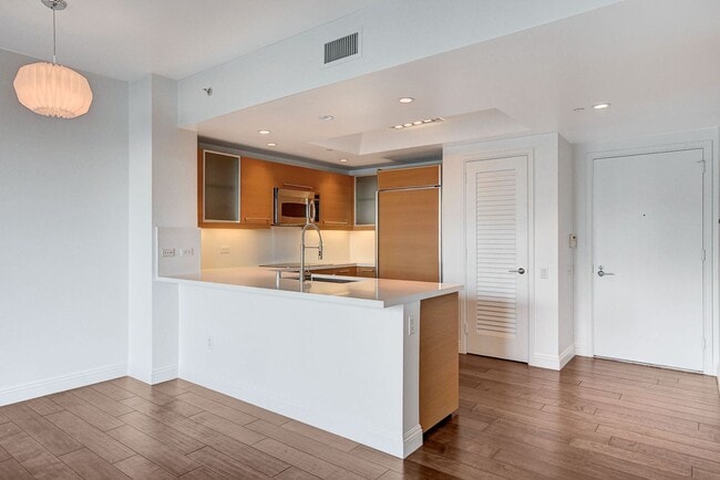 Building Photo - Turnberry Towers 2705W-City/Golf Course Views from this Stunning 1Bd/1.5Ba Residence