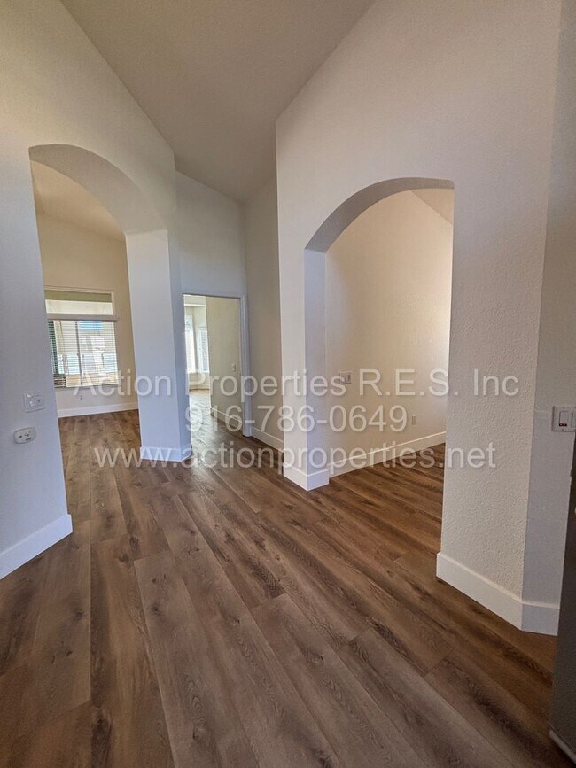 Building Photo - 6000 Buggy Whip Ln