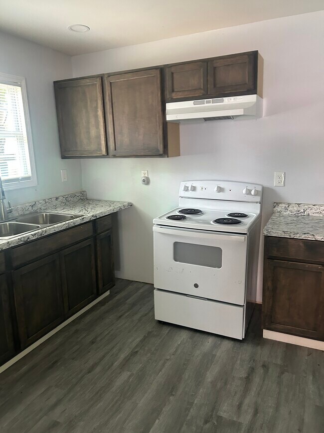 Building Photo - Sharpe 4unit condo