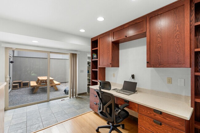 Building Photo - 549 N Tomahawk Island Dr