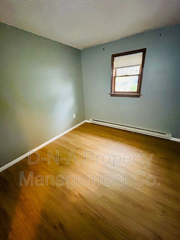 Building Photo - 5081 Pine Ridge Rd N