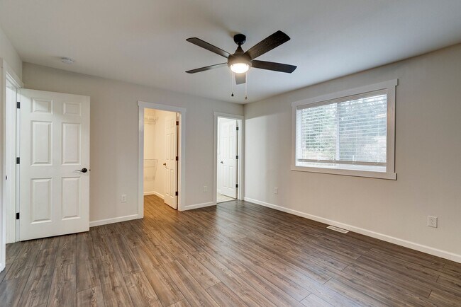 Building Photo - Updated 2-Bedroom Home with Bonus Room on ...