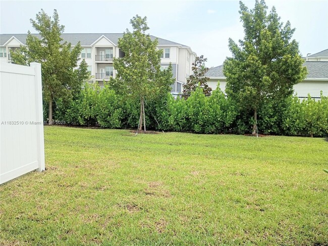 Building Photo - 329 SE Crossoak Ln
