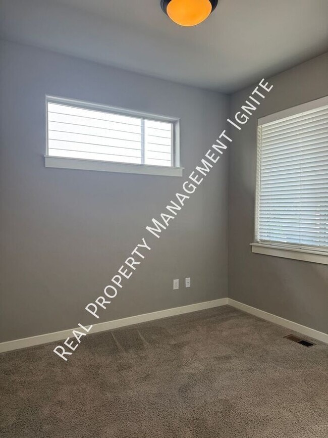 Building Photo - 3751 SW Coyote Ln