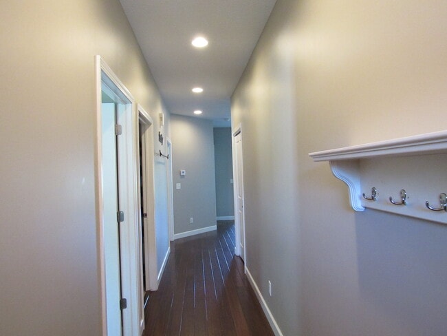 Building Photo - 405 E Palace Row