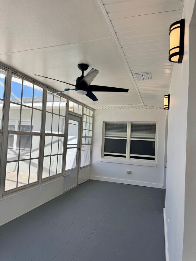 Building Photo - 2bd 2bath newly remodeled townhouse - Avai...
