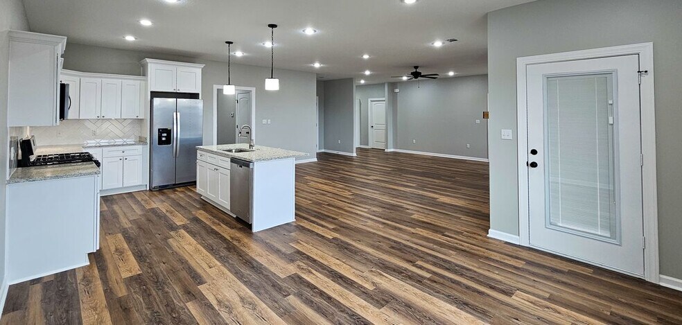 Building Photo - 102 Clearwater Dr