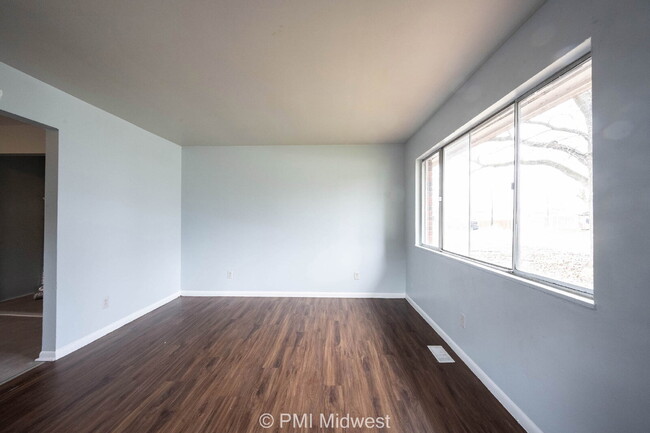 Building Photo - "Charming 2-Bed Duplex Gem on North Leland...