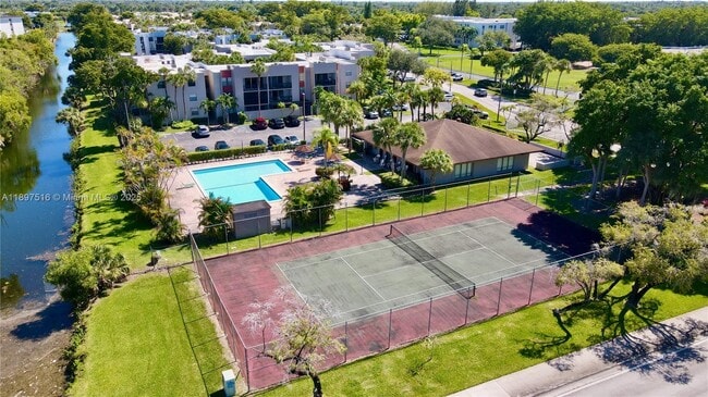 Building Photo - 10825 SW 112th Ave