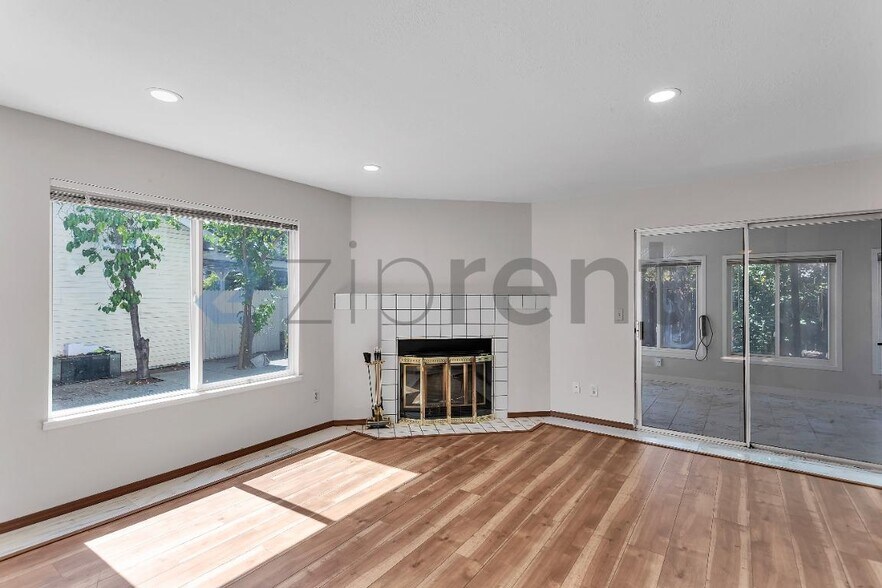 Building Photo - Unit