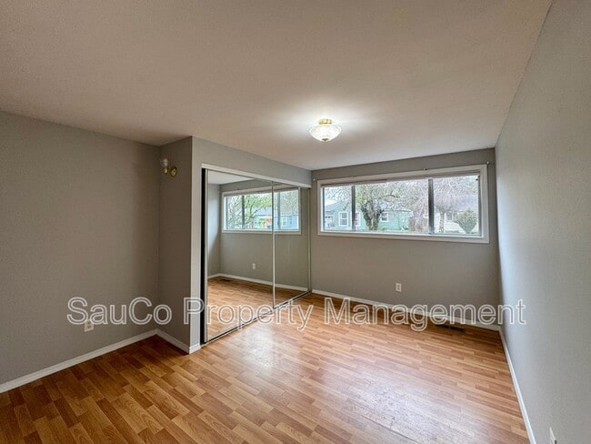 Building Photo - 1734 NE Bryant St