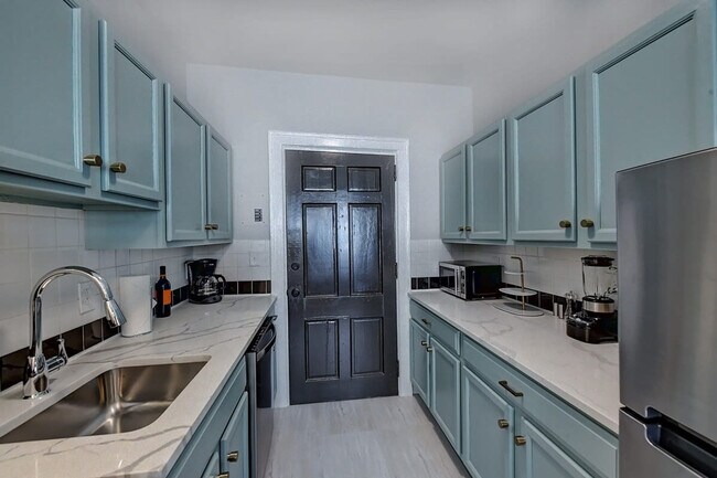 Building Photo - 518 Lamar Ave