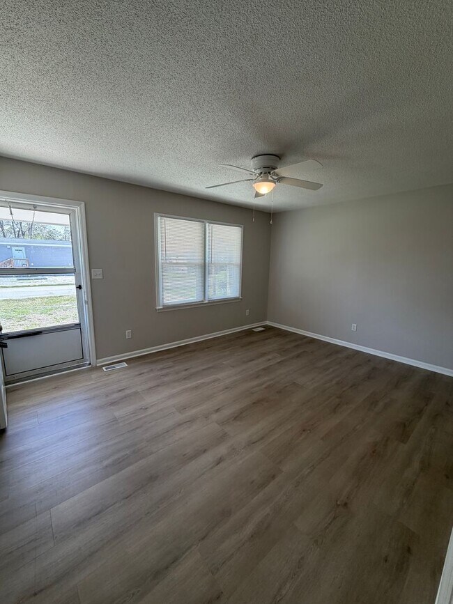 Building Photo - Charming 1,025 sq ft single-family home offering 3 bedrooms and 2 full bathrooms—perfect for comf...