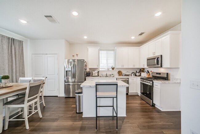 Building Photo - 26407 Red Clover Dr