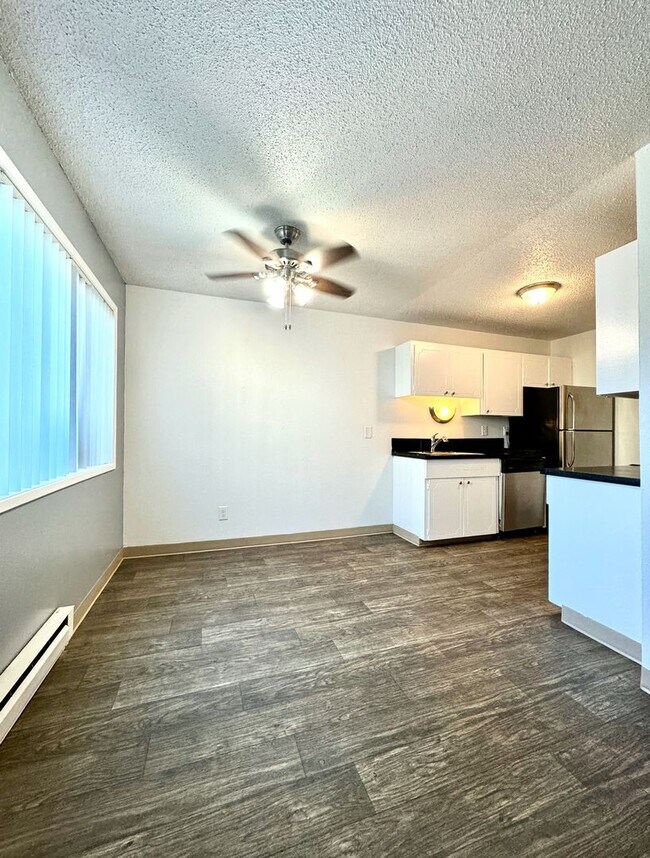 Building Photo - **$750 DEPOSIT & FREE FIRST MONTH'S RENT** Hudson Court - Spacious Main Floor Unit~ Great Natural...