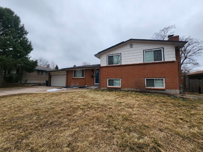 Building Photo - Spacious 5 Bed Home with Finished Basement, Multiple Living Areas & Private Backyard