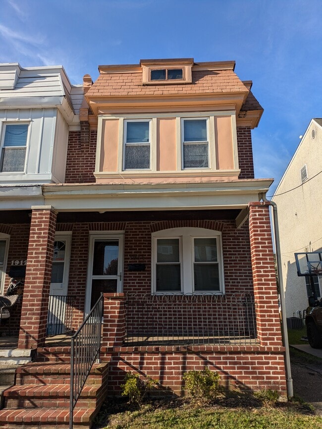 Primary Photo - 1914 Maple St