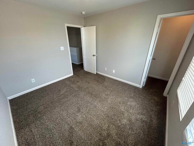 Building Photo - 3140 Lakeland Dr SW