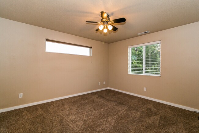 Building Photo - Beautiful 3-Bedroom, 2.5-Bath Home With Of...