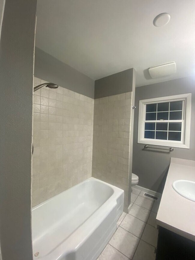 Building Photo - Charming 3 Bedroom Home Lebanon Home with Large Fenced Yard! **$500.00 Off First Full Month's Ren...