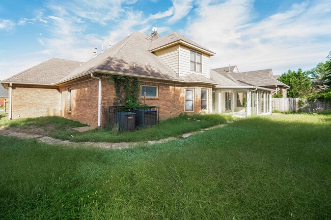Building Photo - 2056 Milbrey St