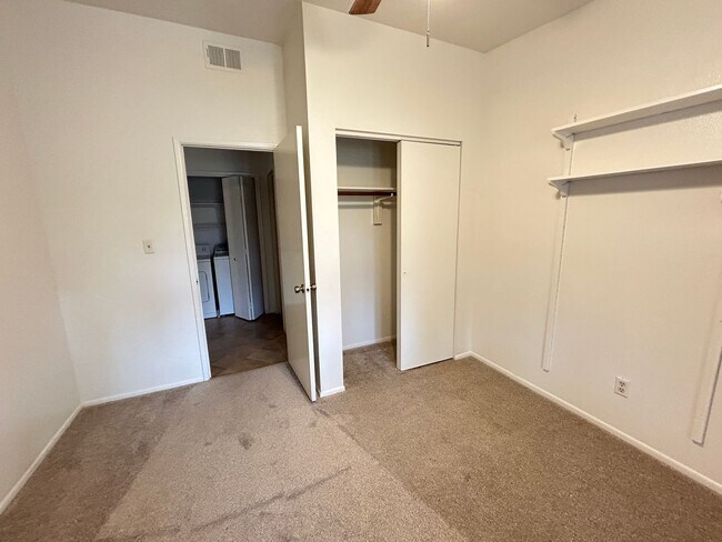 Building Photo - 2 Bedroom, 2 Bathroom Updated Condo