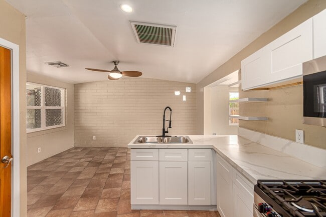 Building Photo - 350 E Kelso St