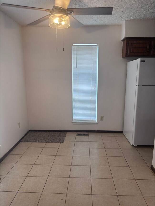 Building Photo - Cute 2 bed, 2 bath duplex in Noble, OK