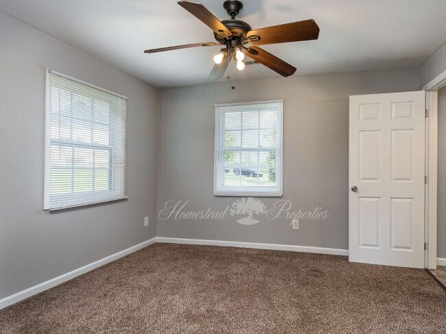Building Photo - Updated 3 Bedroom / 2 Bath Home on Lamont