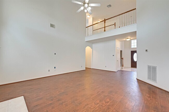 Building Photo - 8846 Gas Light Village Dr