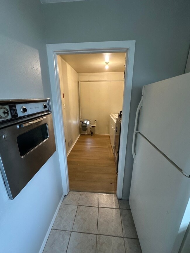 Building Photo - 3 Bedroom 2 Bathroom