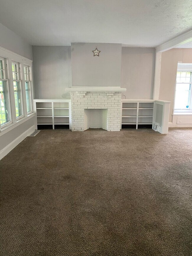 Building Photo - Section 8 Welcomed! Charming 3-bedroom hom...