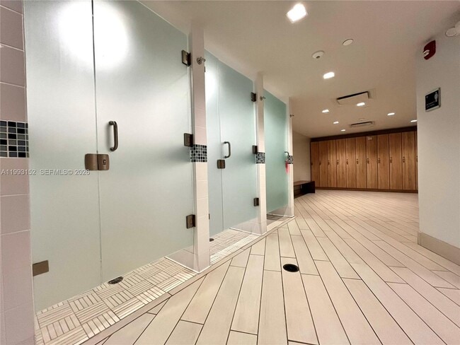 Building Photo - 2500 Parkview Dr