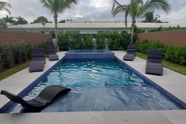 Building Photo - 547 NE 16th Ave