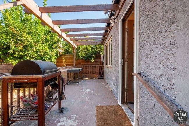 Building Photo - 314 S Gless St