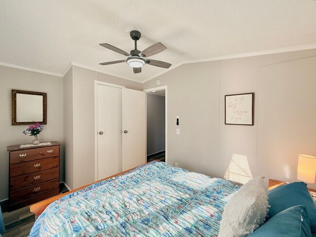 Building Photo - Recently renovated-3 bedroom/2 bathroom home-fully furnished-located in Tanglewood Subdivision