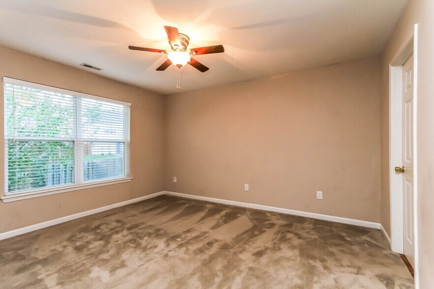 Building Photo - 19187 Fox Chase Dr