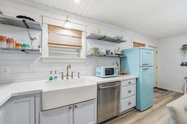 Building Photo - 3101 Kleinmann Ave