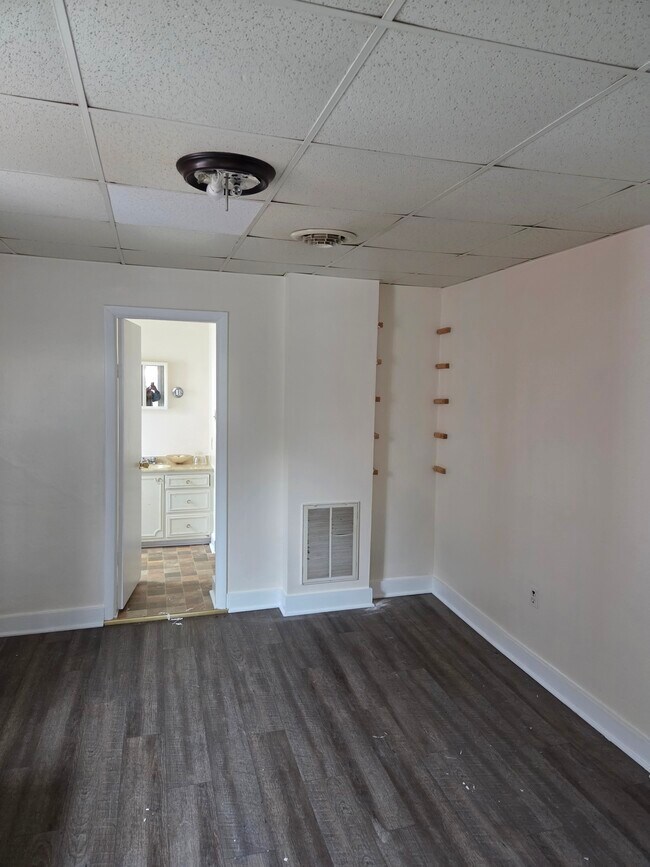 Building Photo - 1 S Main St