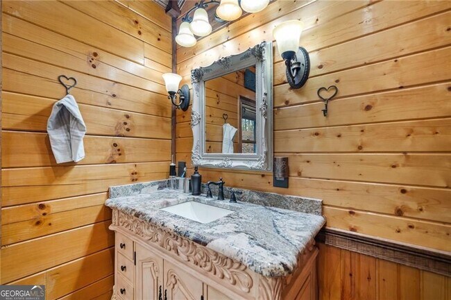 Building Photo - 5281 Laurel Ln