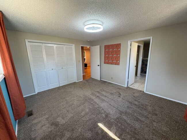 Building Photo - 3 Bed 2 Bath Home